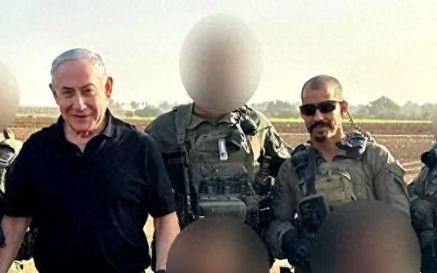 以色列一男子假扮士兵偷枪还跟以总理合影 被警方拘捕