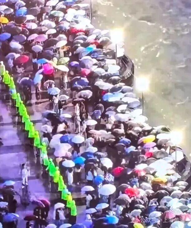 万朵“伞花”绽放上海外滩 雨中赏灯人流如织