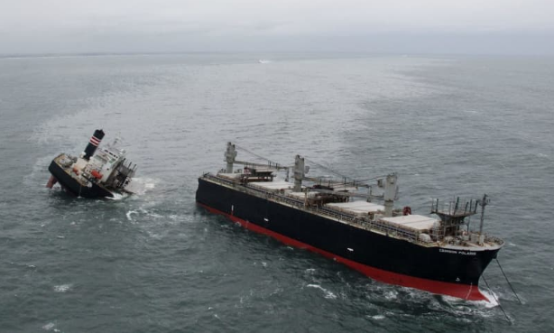 载有中国船员货船在日本港口触礁所有船员均已获救