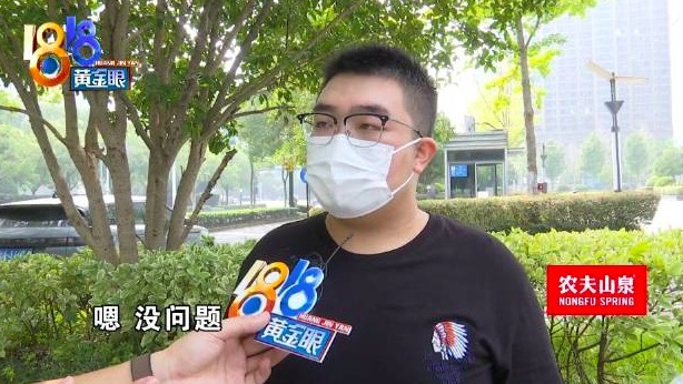 小伙吃完玉米肠发现外包装内霉斑 巧合拍到“证据”