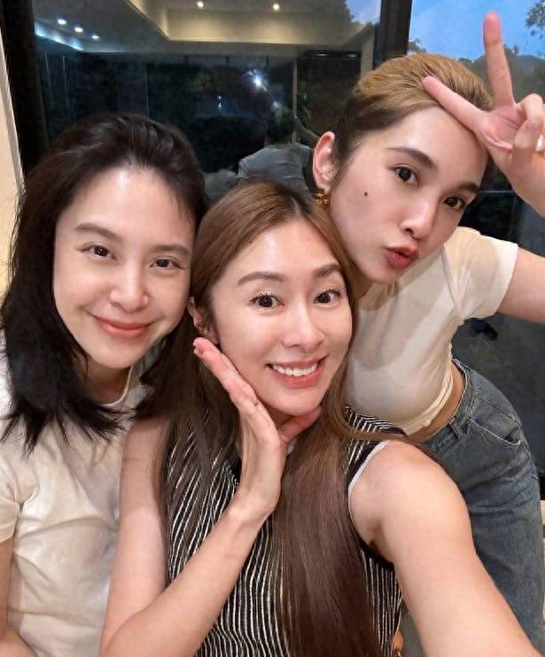 20日,杨丞琳微博晒出与4 in love黄小柔,张棋惠聚会合照,三人对镜比耶