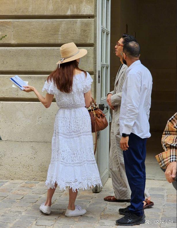 网友在巴黎偶遇林志玲，夫妇两手牵手逛凡尔赛宫，破家暴不和传闻