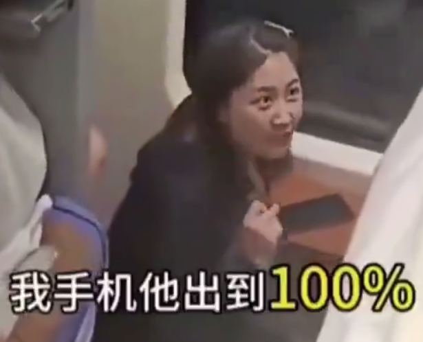 两女子高铁上争抢充电口 黑衣女子全程无脏字输出
