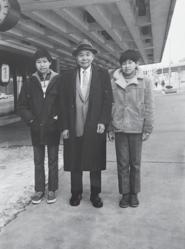 方荣山和两个儿子。图片来自《六人》书中插图。