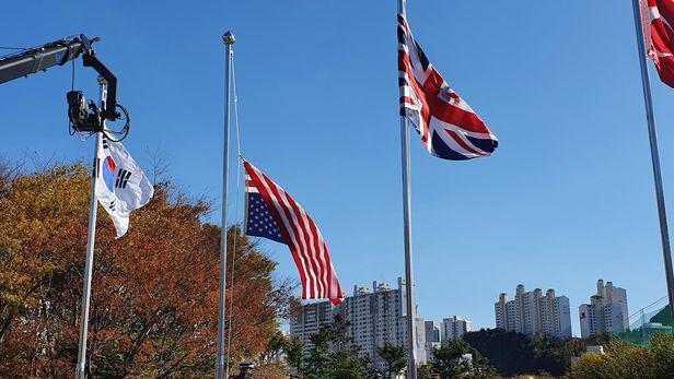 韩国悼念朝鲜战争死亡士兵 美国国旗倒挂1分40秒