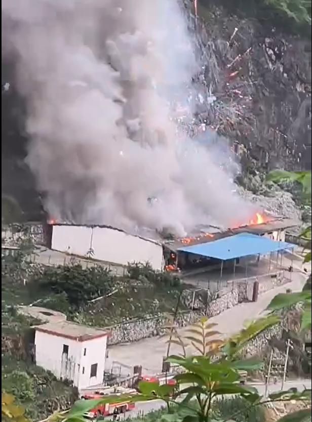 廣西一鞭炮倉庫被落石砸中爆炸 無人員傷亡