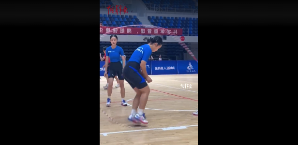 女生跳交互绳快出残影！女孩们跳交互绳配合默契速度惊人