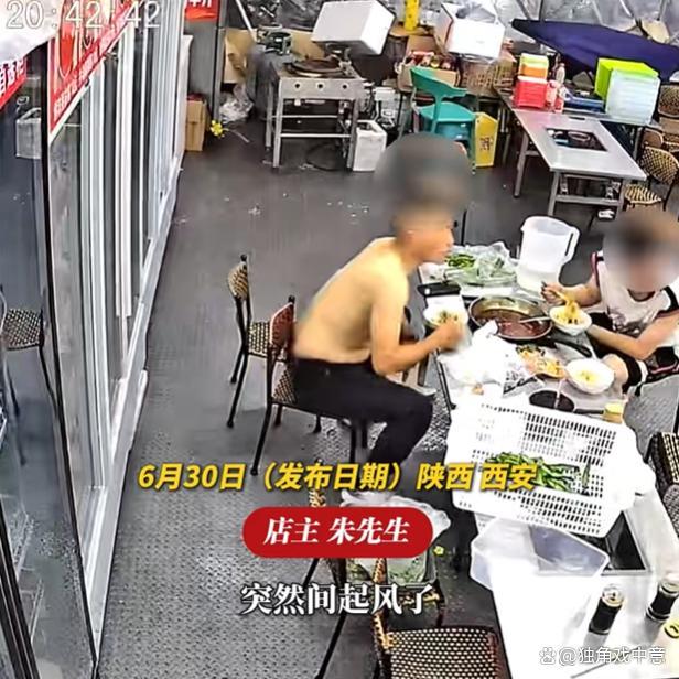 男子离开座位身后柜子突然砸下