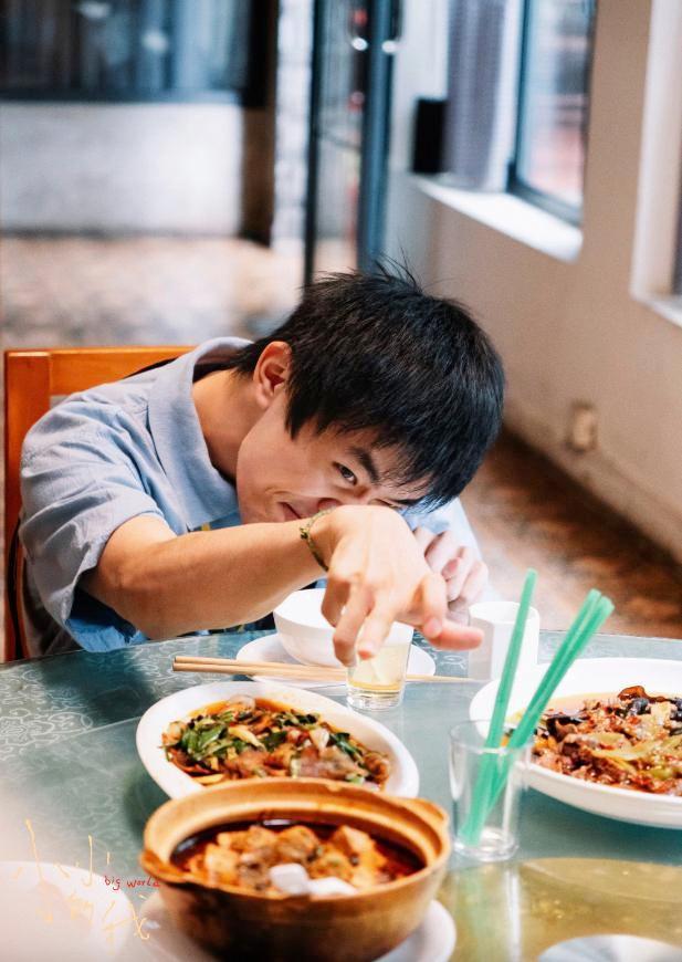 易烊千玺凭《小小的我》获奖 演技获赞实至名归