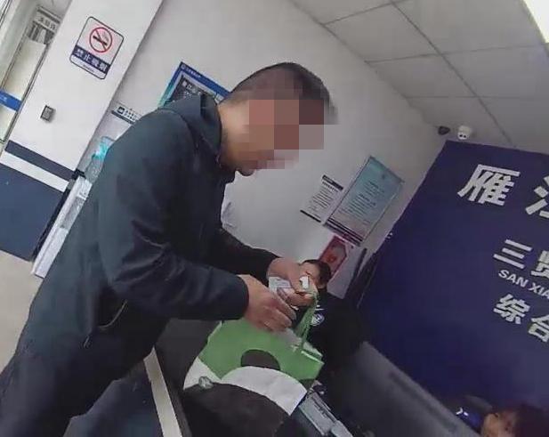 醉酒乘客遗落5万现金摆手称不要 好心的哥归还失主