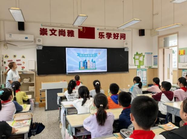 武汉学院大学生志愿者走进小学宣讲“三大精神”