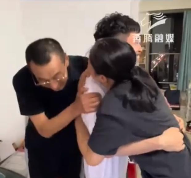 河南开封高中代易瓒物理类高考724分 爸爸激动尖叫庆祝