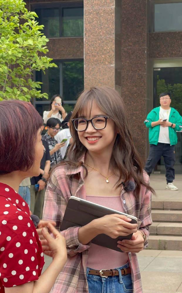 呀!王冰冰现身中国传媒大学 清纯甜笑好似学姐