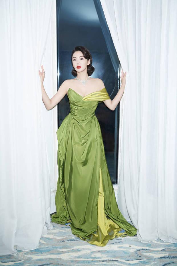 张雨绮再现2013绿裙造型 依旧还是那个大气的御姐_娱乐频道_中华网