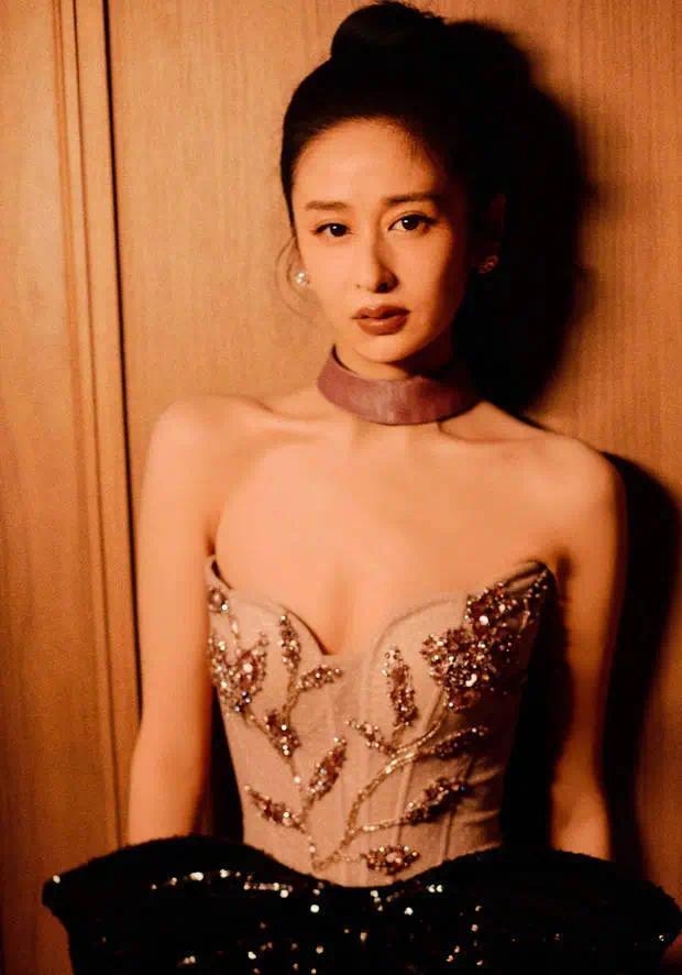 搜狐娱乐讯 6月23日，剧透宝（www.jutoubao.com）消息，颖儿在个人社交账号晒出了一组她的最新活动造型图，身穿碎钻抹胸裙，气质高贵。