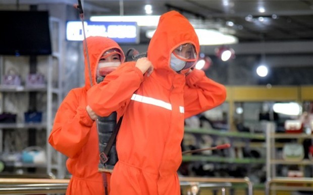 朝鲜防疫人员进行消毒工作