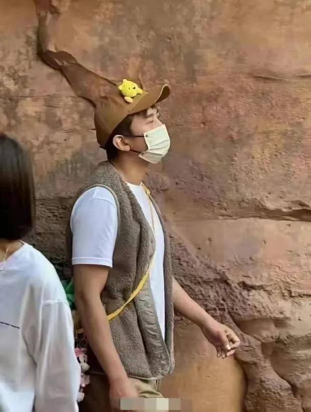 孙俪邓超一家出游被偶遇 四口之家画面温馨又美满