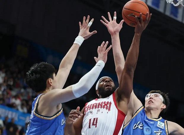 周琦比赛中再度伤到眼睛 内线大闸受伤离场