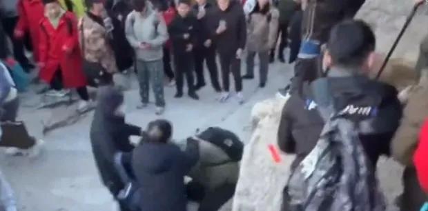 泰山游客为抢日出“C位”大打出手，多人滑落岩壁后冲突升级，景区回应已调解