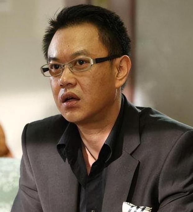 豪车接送却演小配角，他身家亿万为何不争主角？
