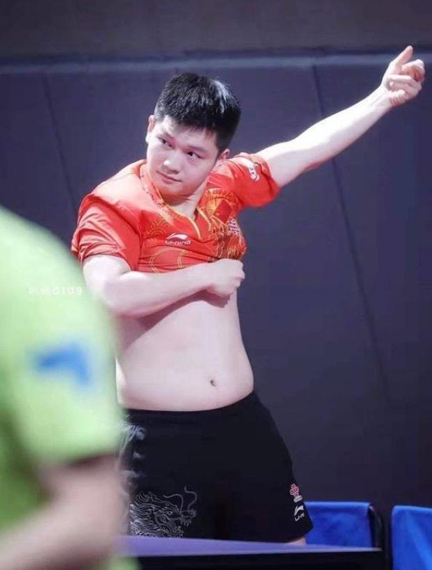樊振东被奖杯盖砸头，采访时肚子叫 小胖贡献多次名场面