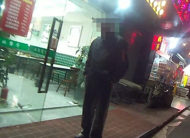 男子“吃”出钢丝敲诈饭店 涉嫌敲诈勒索罪被宝山警方依法刑事拘留