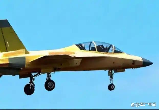 中国“超级小黄蜂”战机试飞炸场!双垂尾藏着啥玄机?作为一架内外兼修的战鹰,难怪它的亮相能引发如此巨大的关注