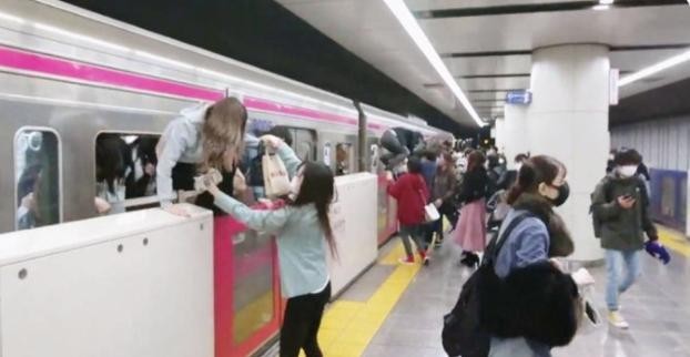 男子东京地铁纵火砍人后淡定抽烟