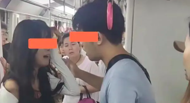 女孩在重庆地铁被殴打，后续将起诉涉事大妈，目击者出面做证