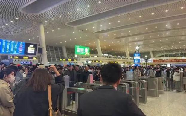 杭州东站近40趟车次晚点 线路故障导致大面积延误