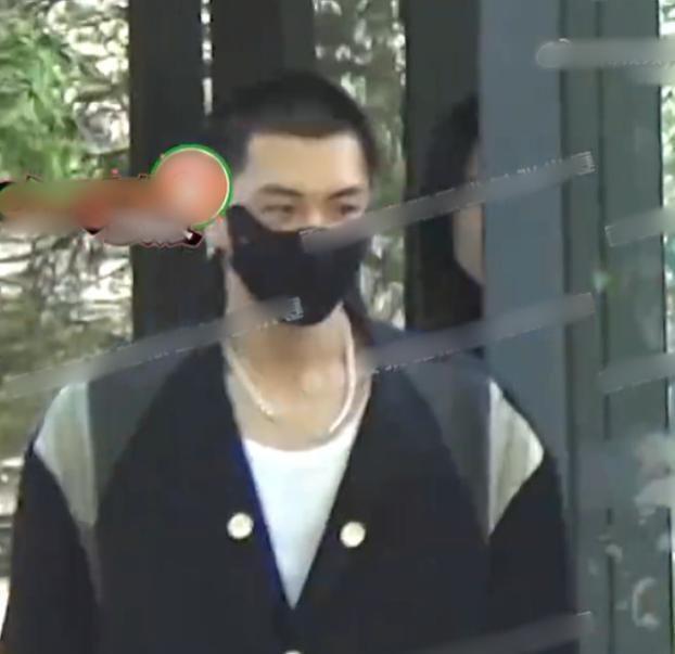 陈晓现身宁波又高又瘦，37岁仍有少年感，经纪人背LV包气场好强 低调出行引发轰动