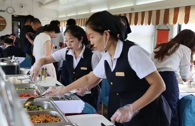 济南往返深圳列车上推出自助餐模式 旅途用餐更自在