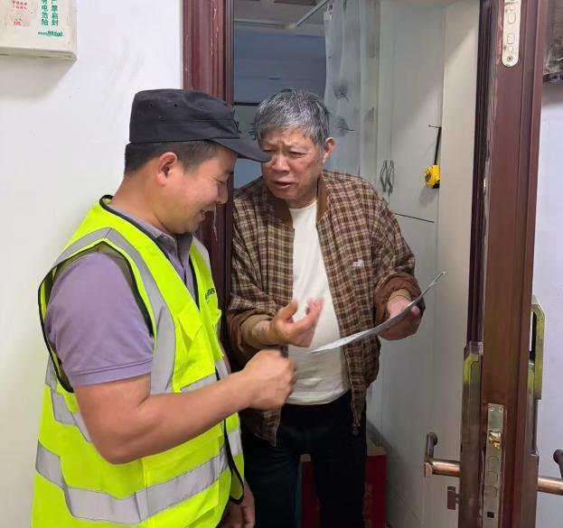 保安上班时捡到写着自己名字的纸条 及时救助被困老人