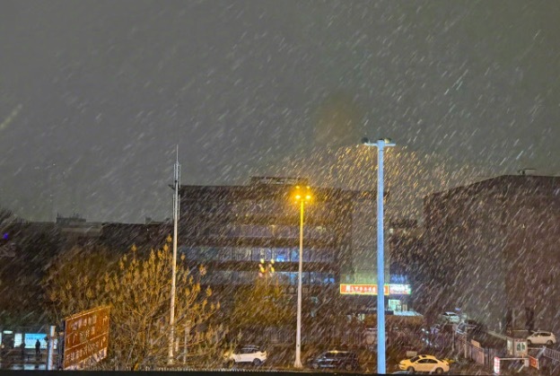 网友分享北京下雪的夜景!寒风相伴景如画,氛围感满满