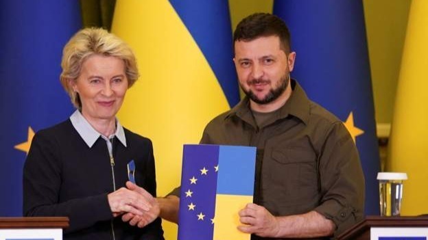 欧盟委员会主席冯德莱恩4月8日率团访问乌克兰，她在会晤乌克兰总统泽连斯基时，向对方递交了一份加入欧盟的调查问卷。