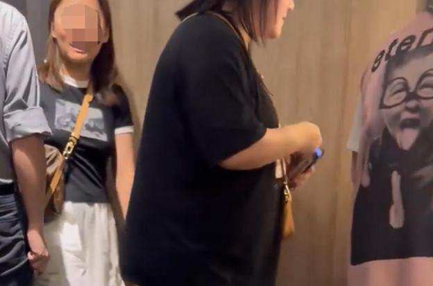 五名女子进男厕被驱赶 理由让人感到汗颜网友在评论区炸锅了