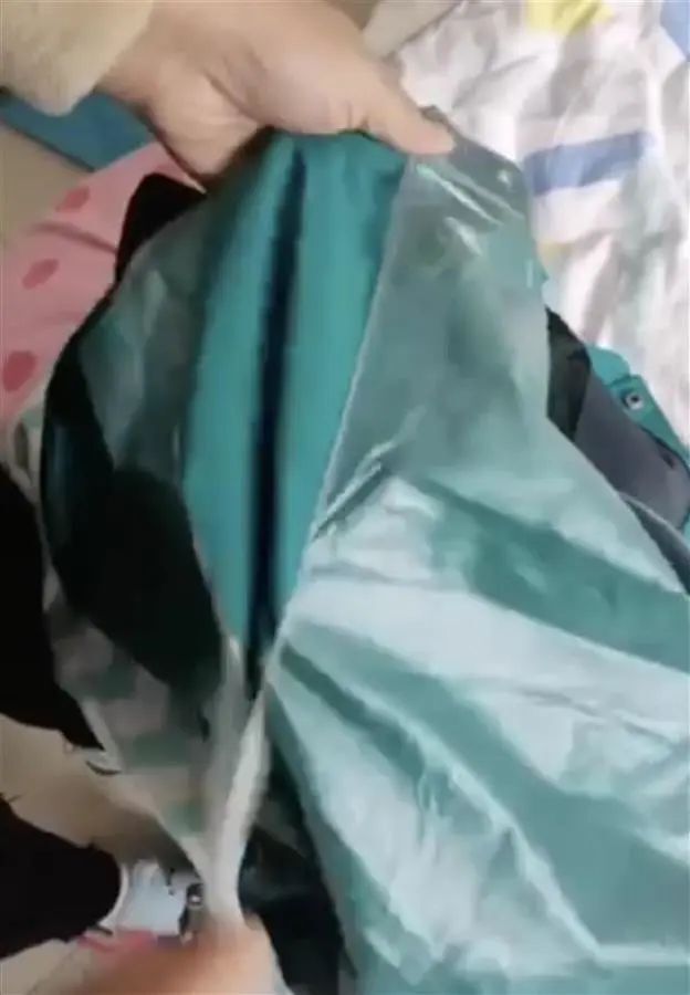 江苏一家长吐槽中学冬季校服：拆开一看竟有一层薄膜