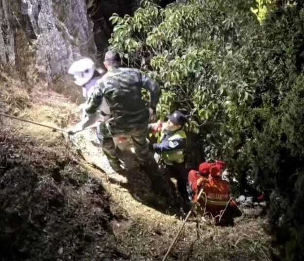 翼装飞行者挂望天崖峭壁5小时获救 无人机助力精准救援