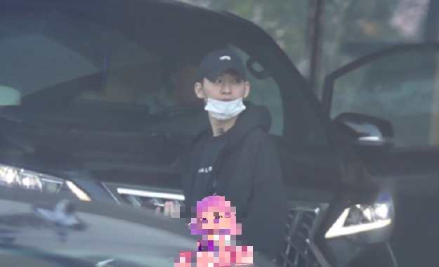 张翰就医后前往移民局