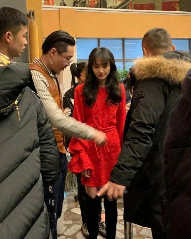 华鼎奖取消郑爽荣誉称号 郑爽代孕弃养被批冷血没人性