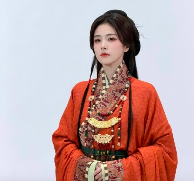 白鹿先在综艺穿了战国袍 被赞 “天选古人”