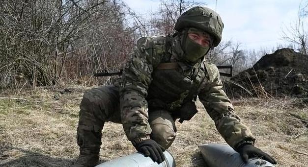 曝乌军撤离第聂伯河左岸重要桥头堡 战火下的战略调整与人道危机加剧
