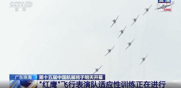 2架飞机空中比心为空军庆生 精彩飞行致敬蓝天勇士