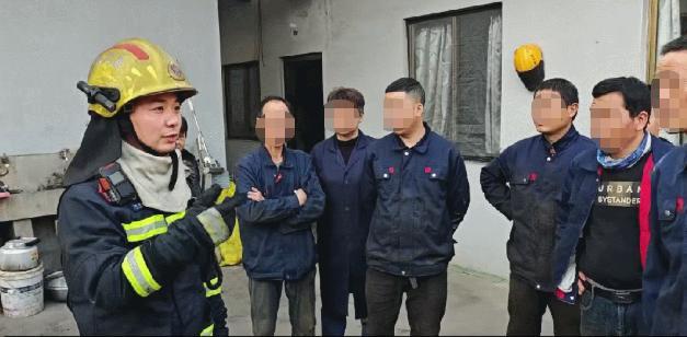 男孩用打火机点纸巾烧了整个办公室 好奇心引发火灾警示