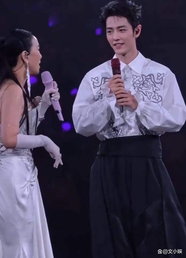 肖战去谁的演唱会就穿谁的官周衣服 细节里的修养