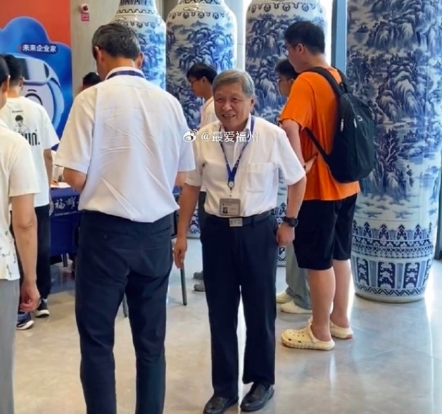 王树国曹德旺亲临福耀科大迎新现 称福耀科大将是中国科学家摇篮