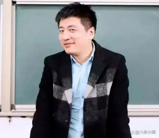 张雪峰多平台账号头像变灰 突发传闻引发关注