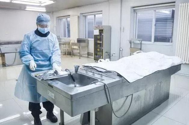 少妇向60岁大爷提供喂奶服务赚20万 却被丈夫撞正着