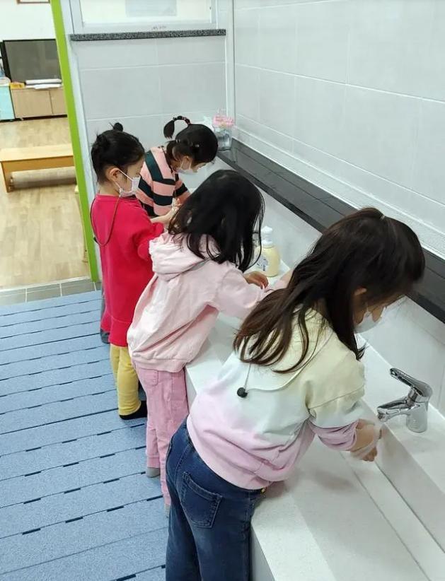 小学生热衷“厕所社交”?