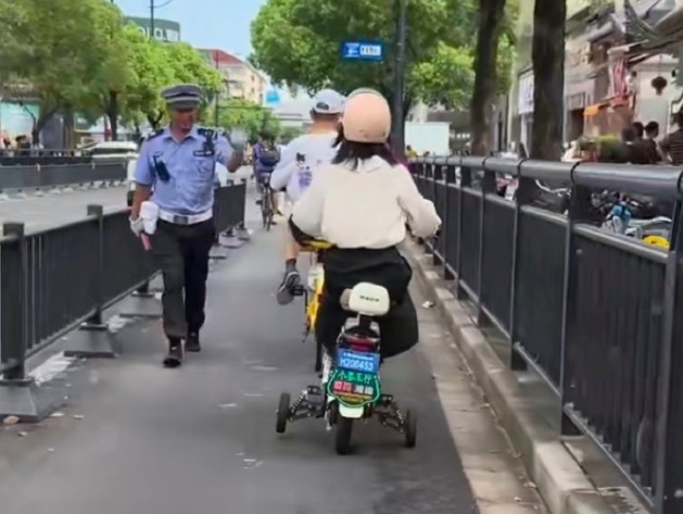 電動車不會騎有不會騎的辦法 但存在一定隱患
